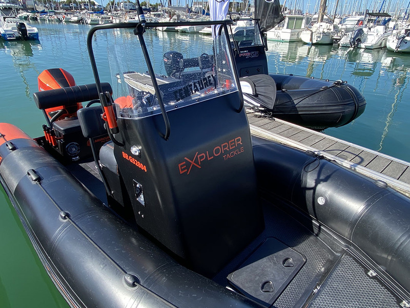 Le plancher du cockpit est quasiment de plain-pied. Le poste de pilotage est déporté sur tribord pour laisser un large passavant à bâbord (30 cm).