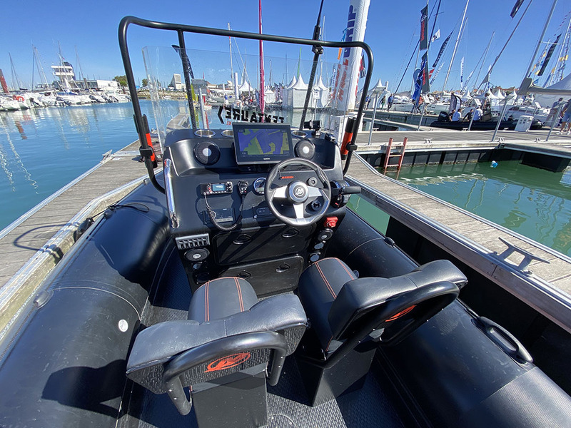 Large et haute, la console abrite bien pilote et copilote et présente un tableau de bord spacieux, essentiel pour les pêcheurs qui apprécient les grands écrans.