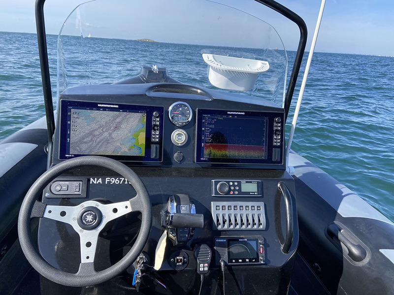 Le tableau de bord est largement dimensionné ce qui permet d’intégrer deux combinés Humminbird grand écran, ainsi que le compte-tours multifonction Mercury.

