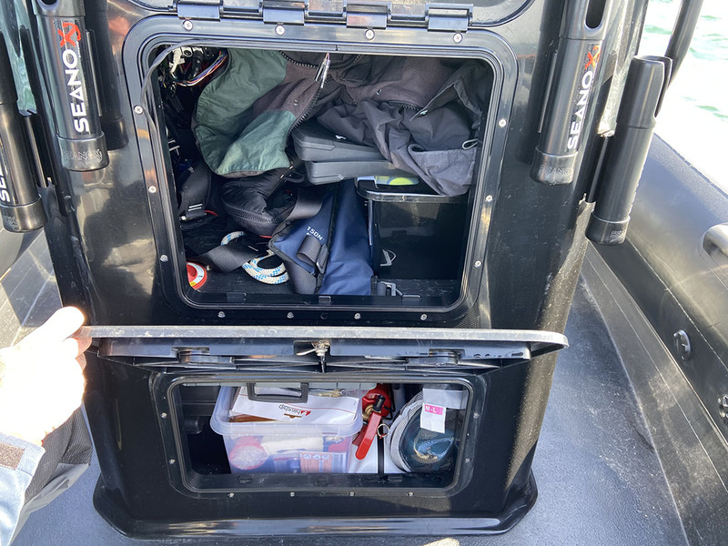La console dispose de deux volumes de rangement fermant à clé, dont celui du haut bien au sec. Quatre porte-cannes sont fixés de part et d’autre.
