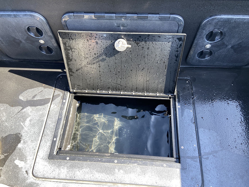 Situé en avant de la banquette arrière, le vivier de 220 litres est intégré dans le plancher. Il est conçu pour se remplir et se vider par dépression.