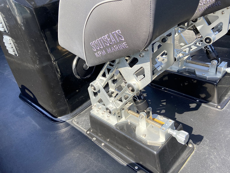 Les sièges jockey Scotseats sont dotés d’un amortisseur réglable afin de s’adapter au poids des occupants. Un confort bienvenu lorsque la mer est difficile.

