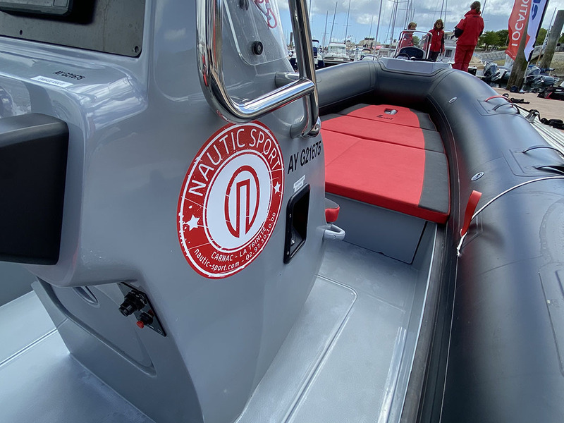 Grâce au poste de pilotage monoplace, les passavants sont vraiment larges (39 cm), et la facilité de déplacement sur le pont très appréciable.

