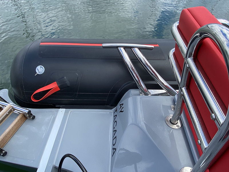 Indéniablement, les Marshall peuvent se satisfaire de posséder les plus beaux taquets arrière de l’univers semi-rigide. 