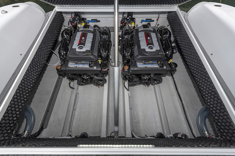 Le compartiment mécanique laisse un large accès aux deux Mercruiser pour les opérations de maintenance, notamment pour le contrôle des filtres (au premier plan).