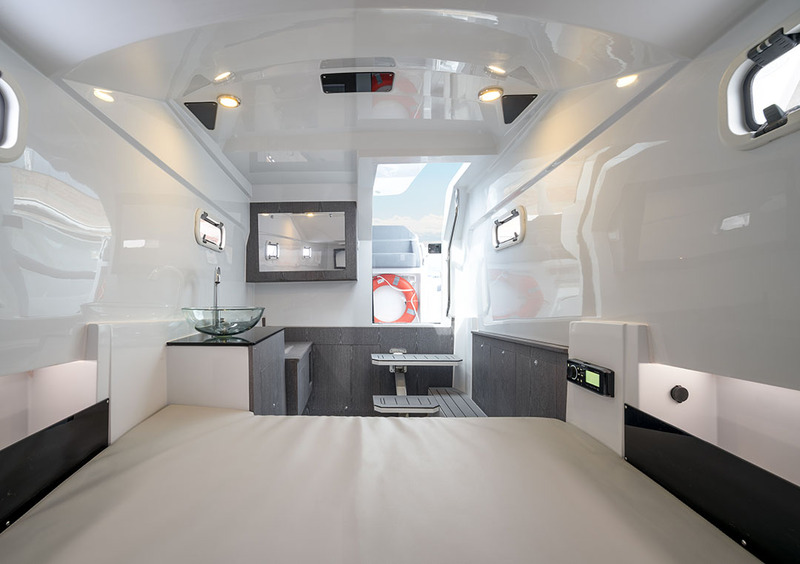 La cabine dispose d’1,80 m de hauteur. La couchette double, au premier plan offre de belles dimensions : 190 x 154 cm. Croisière au programme !