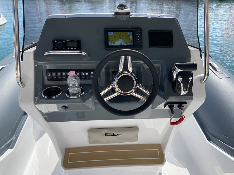 La console dispose d’un tableau de bord spacieux et bien agencé. Le pilote appréciera le retrait au niveau des genoux et le cale-pied moulé.

