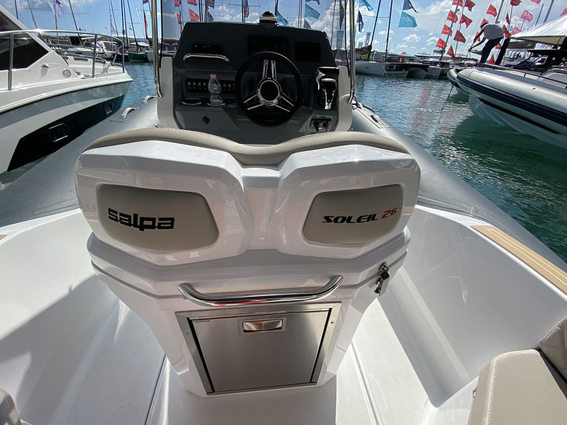 Question esthétique, le chantier italien en donne pas dans la facilité, comme en témoigne le design travaillé du siège biplace de pilotage.