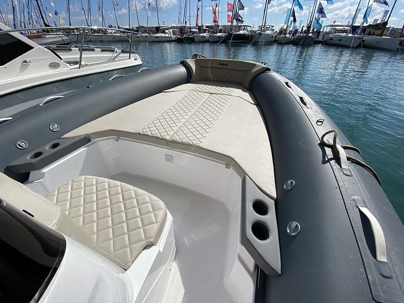 Les passavants, de part et d’autre de la console, sont vraiment larges (38 cm) et la circulation entre le poste de pilotage et le solarium se fait aisément.
