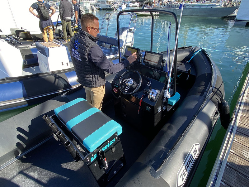 La console de pilotage et le leaning-post sont déportés sur tribord afin de laisser un seul passavant mais plus large à bâbord.