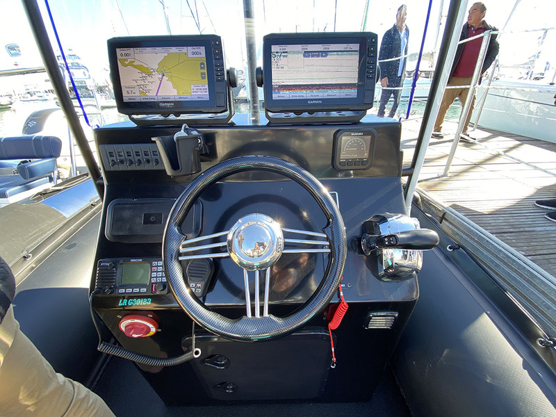 Le tableau de bord n’est pas assez spacieux pour intégrer les écrans des Garmin qui sont dès lors fixés sur leur étrier. La boîte à gants n’a pas été oubliée !