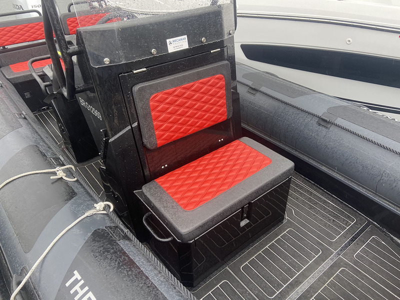 Le siège devant la console est agréable lorsque la météo est favorable. Notez le large et unique passavant à bâbord grâce au déport du poste de pilotage.