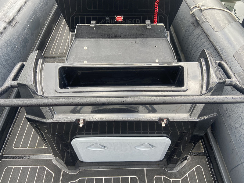 Très pratique, ce vide-poches sous l’assise du pilote. Un autre coffre est situé en dessous. La main courante est la bienvenue quand la mer est difficile.