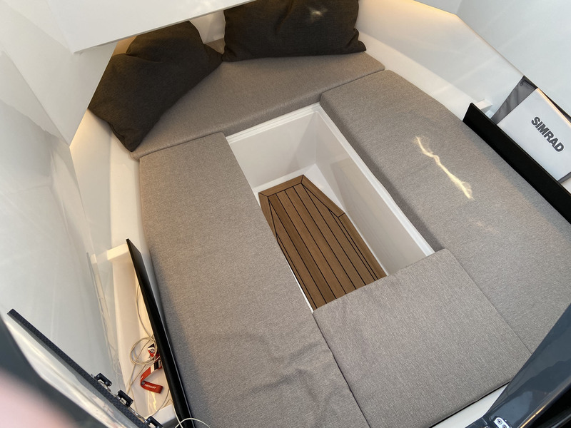 Bien que walkaround, la cabine dispose d’une hauteur de 1,90 m et d’un couchage de 202 x 147 cm ! En option : un WC marin avec réservoir d’eaux noires.