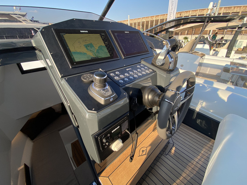 Le tableau de bord est assez spacieux pour intégrer deux combinés Simrad à écrans de 16 pouces. Le barreur appréciera le repose-pieds pour piloter assis. 