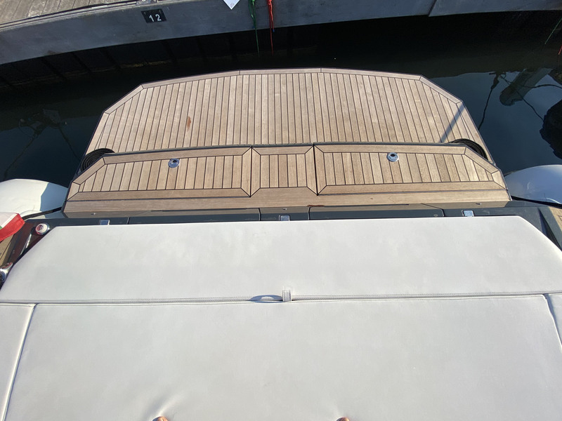 La vaste plateforme à deux niveaux, avec échelle intégrée, comporte deux grands coffres pour ranger les amarres ou du matériel nautique. 
