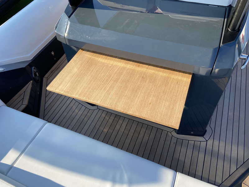 Pas de carré en U sur le Renier, mais un coin pique-nique avec la tablette escamotable au dos du leaning-post.