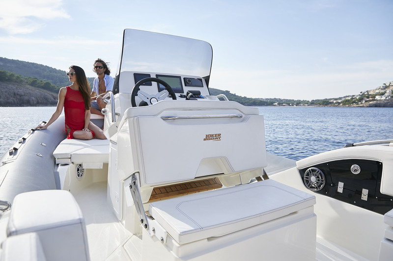 Malgré le choix d’un poste de pilotage biplace, les passavants sont larges. L’assise basculante du leaning-post permet de s’asseoir en sens opposé.