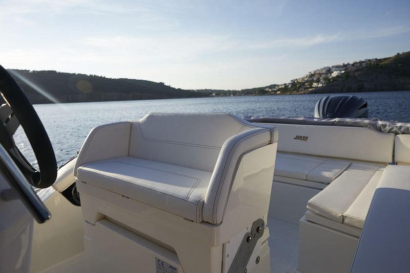 L’ergonomie de pilotage n’est pas habituellement le point fort de Joker. Sur le 22 Plus, le confort est en progrès. En se serrant un peu on peut tenir à deux.