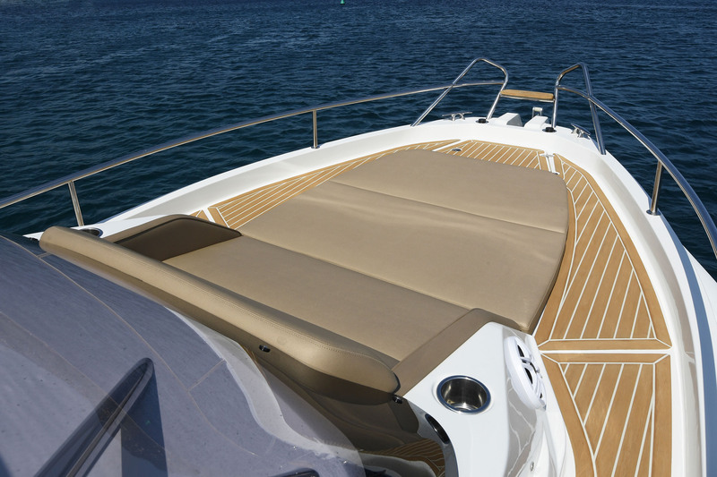 Très agréable le solarium avant ! Outres ses belles dimensions (217 x 180 cm), il adopte un profil de transat et comporte des supports pour boissons.