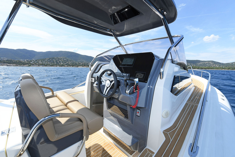 Le poste de pilotage, avec son tableau de bord spacieux, est abrité par un hard top. Le double siège de pilotage offre des assises individuelles.