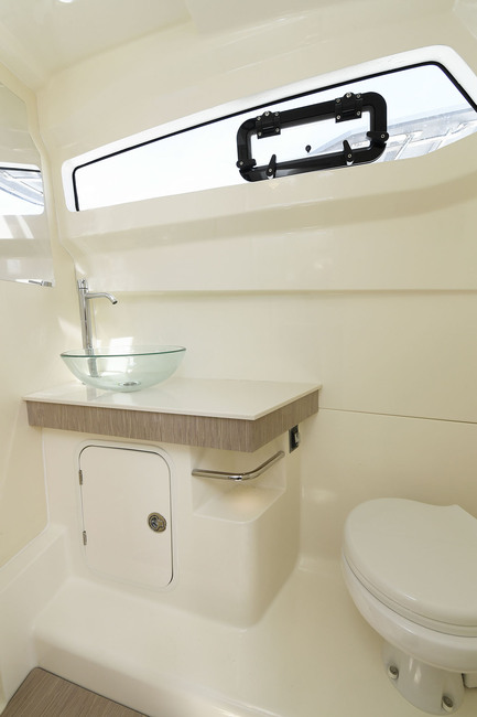 Le cabinet de toilette dispose d’une bonne hauteur permettant de se doucher (option). Le WC marin est, bien sûr, relié à un réservoir d’eau noires.