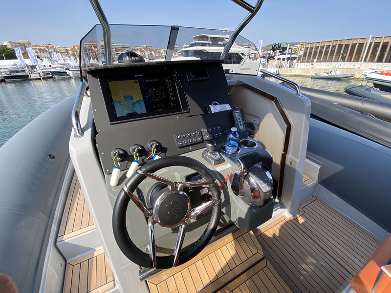 Chose rare avec le Marlin, la porte coulissante de la cabine est située à gauche. Le tableau de bord offre une bonne ergonomie de pilotage.