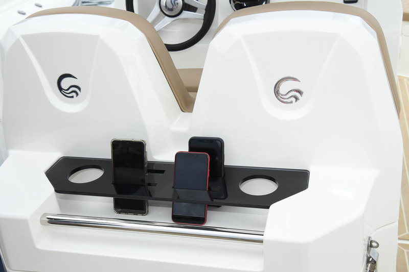 Astucieux ! Capelli vit avec son temps et propose des emplacements spécifiques pour les téléphones mobiles, au dos du siège de pilotage.
