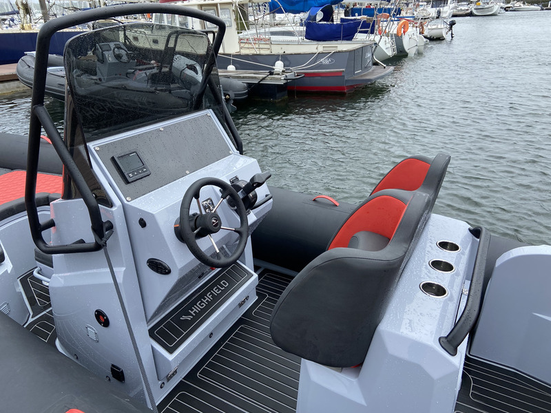 Le tableau de bord, habillé de simili fibre de carbone (option), est assez spacieux pour l’intégration des instruments de navigation.
