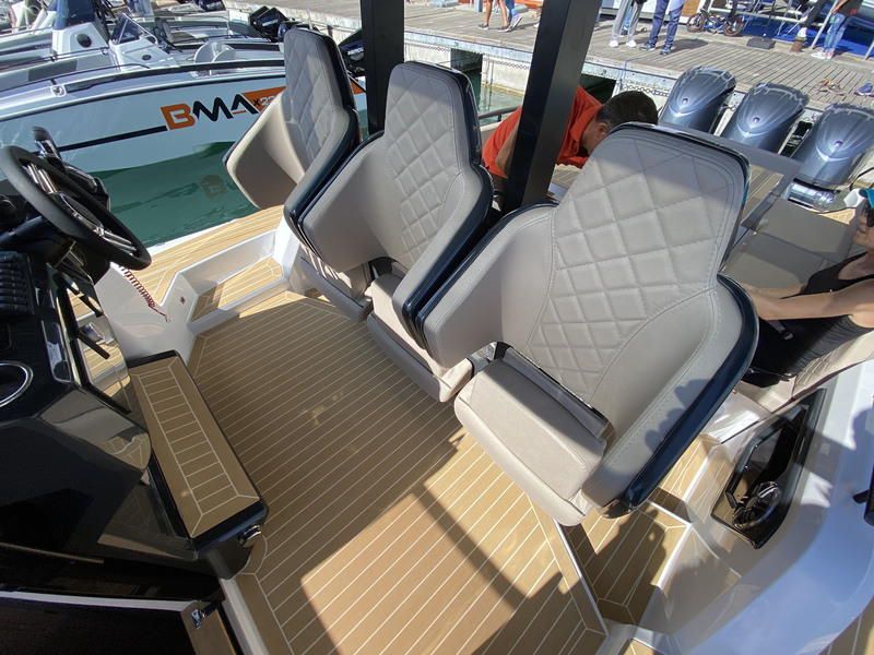 Très large, le Soleil 42 se paye le luxe d’un poste de pilotage triplace avec des bolsters individuels dont l’assise peut se rabattre vers le bas.
