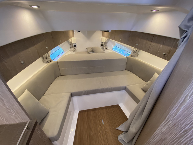 Dans la cabine avant, la grande couchette double s’aménage aussi en un carré spacieux. Les hublots ne sont pas avares de lumière.