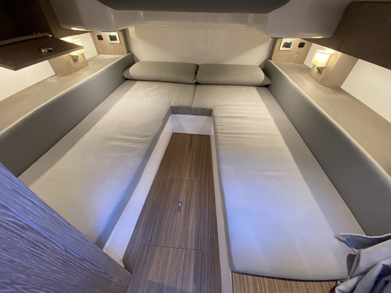 Deux couchettes (190 x 60 cm) et de nombreux rangements caractérisent la mid-cabin, située sous le cockpit. 