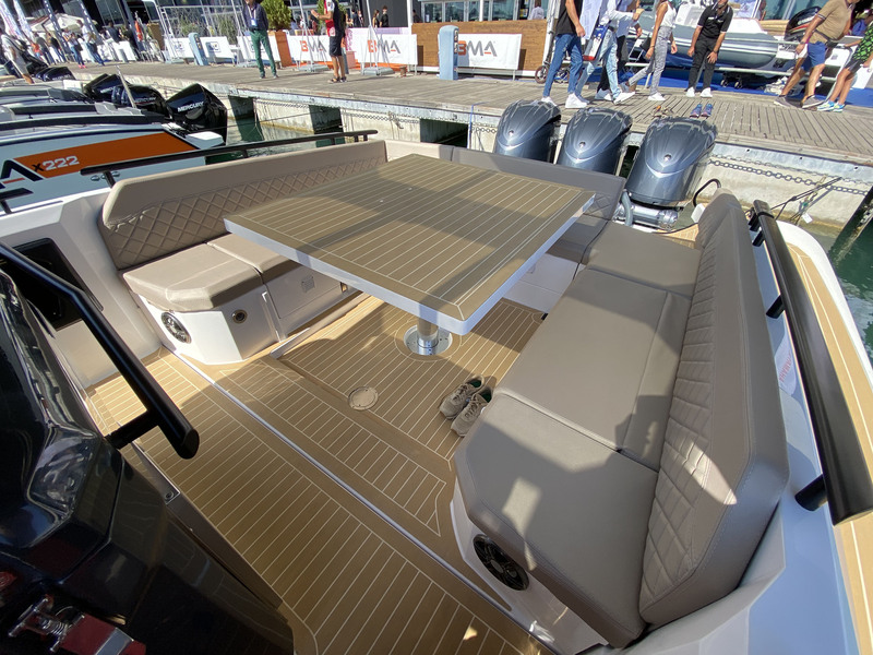 Carré XXL pour la poupe. Pas moins de dix convives peuvent prendre place autour de la table. Celle-ci s’intègre au plancher lorsqu’elle n’est plus en service.