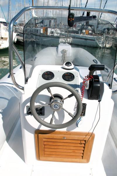 La console ne laisse pas beaucoup de place pour installer un sondeur ou un GPS…