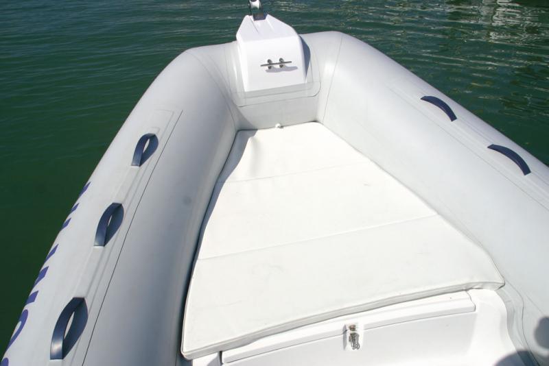 Le solarium n’est vraiment opérationnel qu’avec sa rallonge qui vient jusqu’à toucher la console, le coussin de coffre n’étant pas bien long.