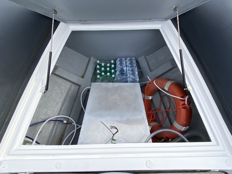 Sous le solarium avant se trouve deux coffres. Voici le plus volumineux, qui est en partie occupé par le réservoir d’eau. Deux vérins à gaz assistent l’ouverture.