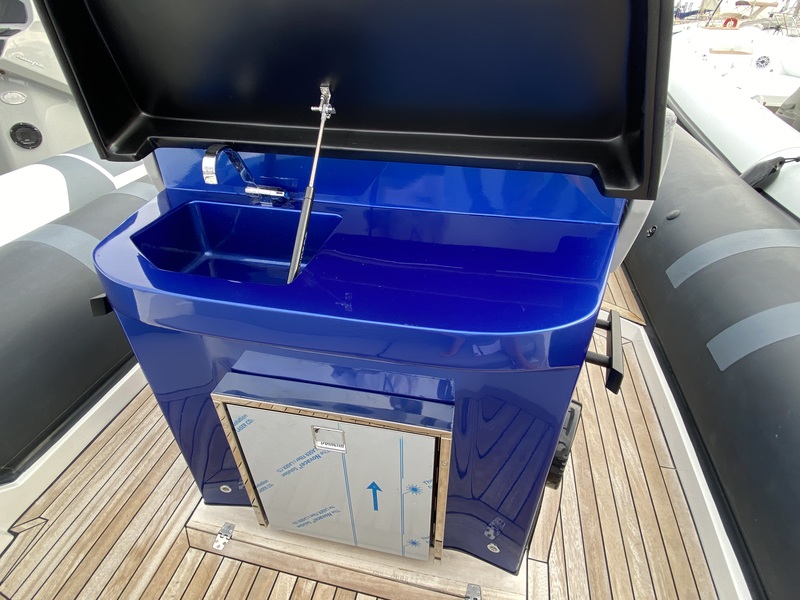 Le bloc-cuisine, situé sous l’assise de pilotage, comporte un évier et un frigo (option). Il peut également recevoir un réchaud à gaz à deux feux (option). 