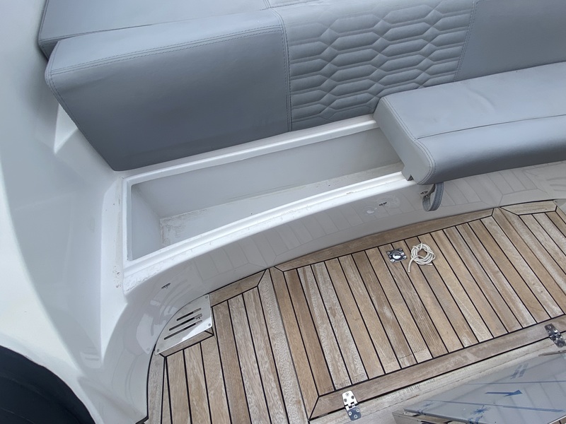 Pas avare en rangements, le Coupé S11 ajoute un long coffre gelcoaté sous l’assise de la banquette arrière. 