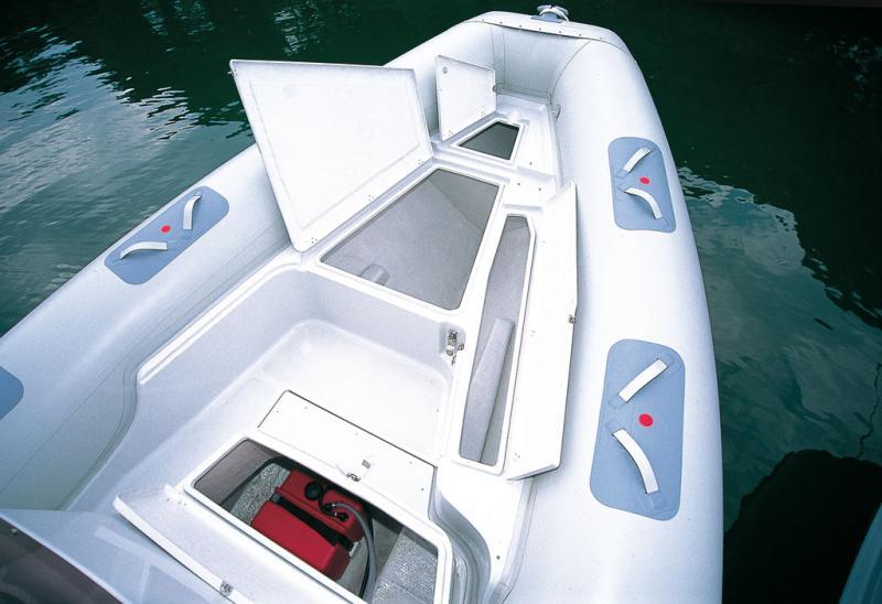 Les coffres avant sont bien conçus, avec un capot long pour entrer les skis et cannes à pêche. On remarque la disposition poignées sur le flotteur, originale mais peu pratique.