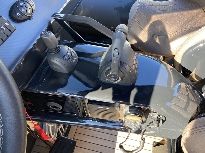Zoom sur la petite console centrale destinée au boîtier de commandes, au joystick de manœuvres et à la VHF fixe.