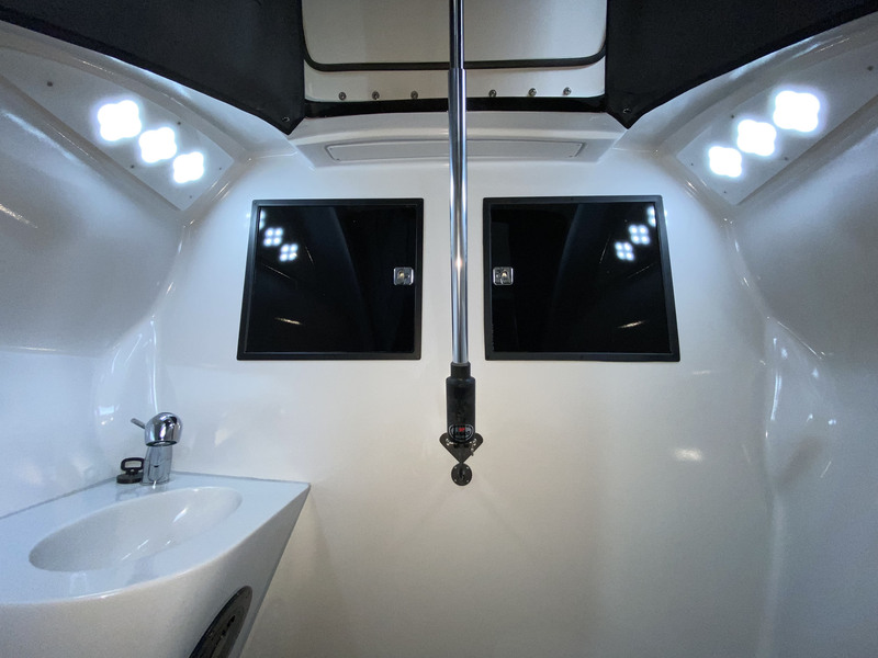 Sous la console, le cabinet de toilette avec lavabo WC et douche. Et avec 2,30 m sous barrots SVP !