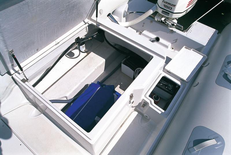 Maintenu par deux vérins pneumatiques, le capot du coffre-bain de soleil arrière ouvre sur une grande soute. Le petit capot de droite (sous le passavant) procure un accès direct aux coupe-circuit et au pré-filtre décanteur de carburant.