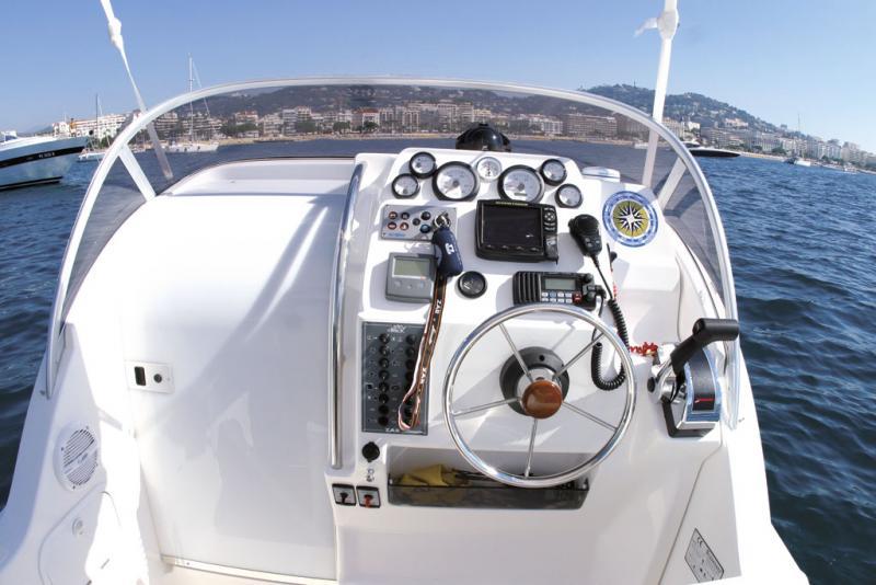 Bien abrité par le pare-brise enveloppant, le poste de pilotage dispose d’un tableau de bord bien agencé. A gauche, la porte coulissante de la cabine.

