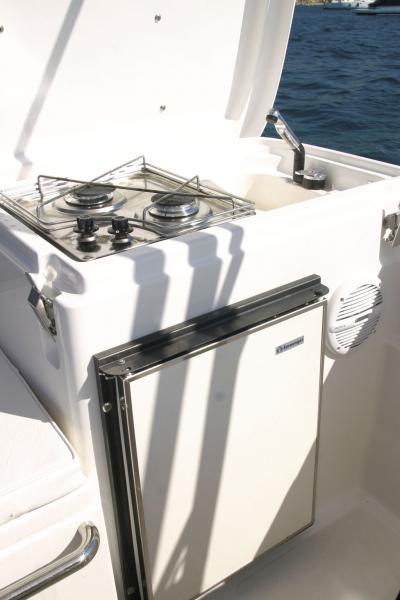 On dévoile le petit bloc-cuisine en basculant l’assise du siège pilote vers l’avant.