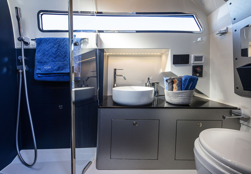 L’équipement de confort se prête à la croisière, à l’image de cette salle d’eau avec cabine de douche.