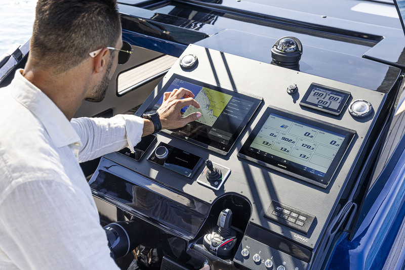 Le tableau de bord intégre deux Garmin à grands écrans. Le Joystick Piloting et le propulseur d’étrave aident aux manœuvres.