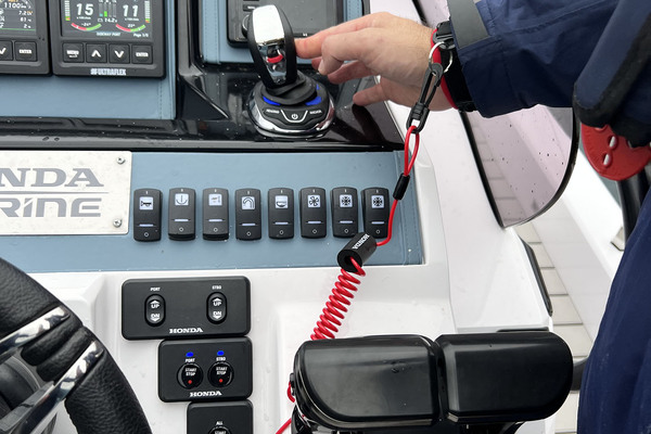 Les nouvelles commandes, plus ergonomiques, et le joystick procurent de bonnes sensations en pilotage.