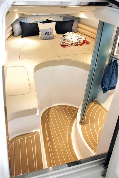 Une fois la table baissée, elle est recouverte de coussins pour former un vaste solarium. On en trouve un second, permanent celui-là, sur le pont avant.