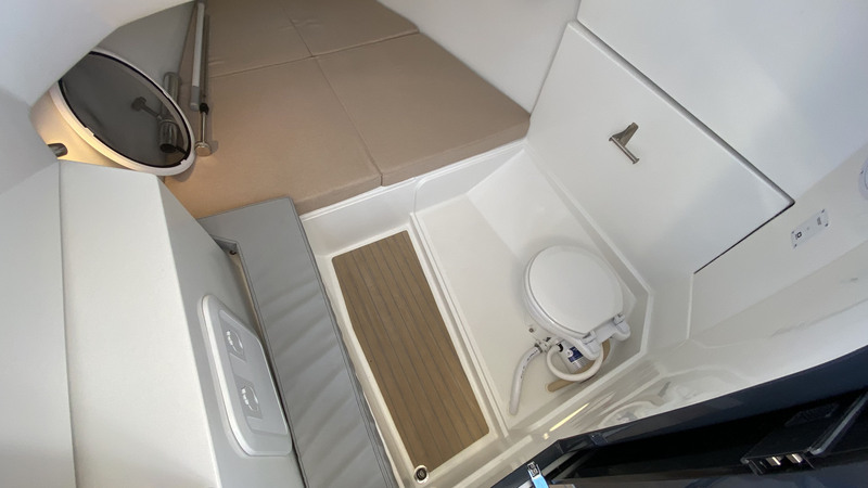 L’Altore 900 Cabine ne possède pas de cabinet de toilette indépendant. Il se contente d’offrir un WC marin coffré.