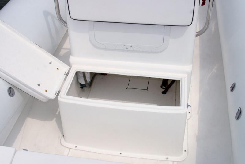 Le coffre sous le siège avant communique avec celui de la console.